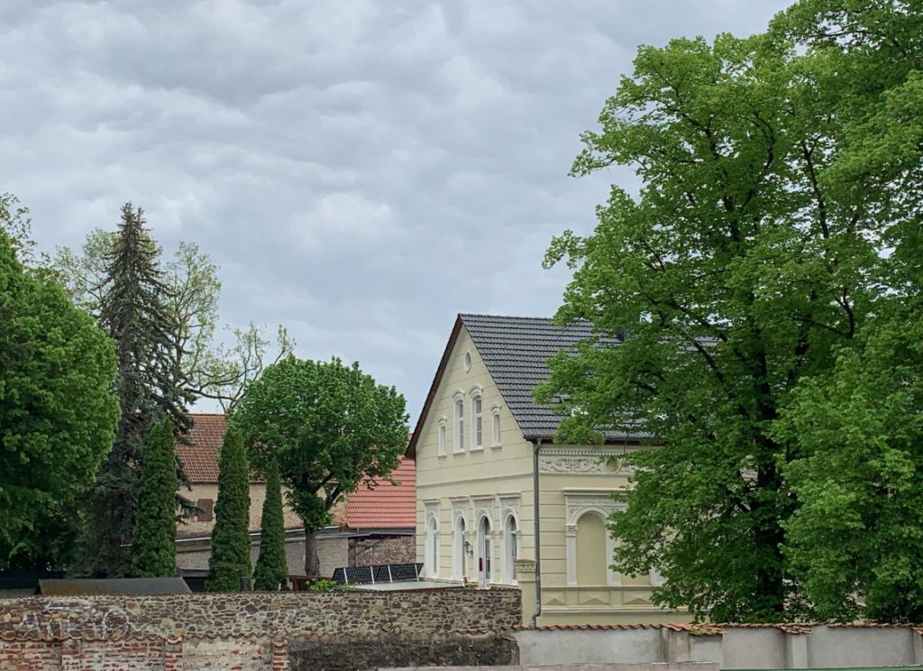 Blick vom Balkon einer Wohnung im oberen Stockwerk der Scheune.
